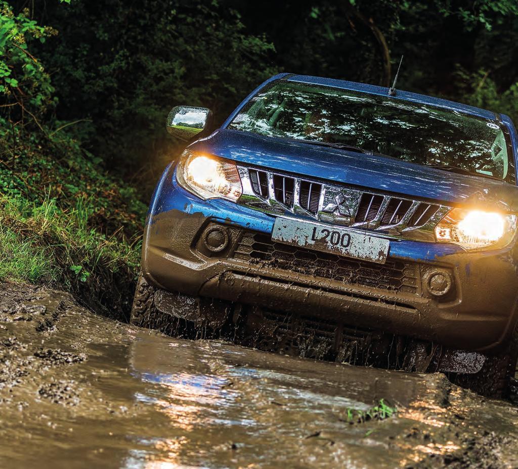 test Poctivé železo Mitsubishi L200 je obluda s klasickým rámem. V terénu cení zuby a ničeho se nebojí Vpřed se více než pětimetrový pick-up hrnul s buldočí zavilostí.