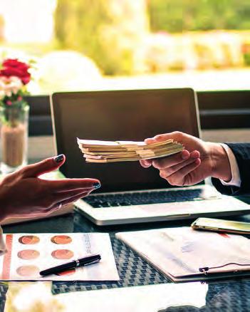 ČESKO České firmy si půjčují více mimo banky Firmy dlužily na konci roku 2017 nebankovním finančním společnostem více než 141 miliard korun.