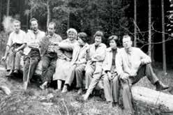 Příběh obrnářů z Mrakodrapu Mezi členy Asociace polio kolují různé historky o seskupení Mrakodrap. Na prvopočátku byli tři obrnáři, kteří se znali z Janských Lázní.