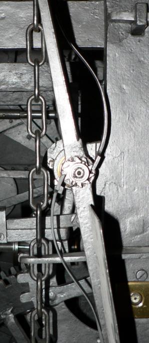 (Dočasná náhrada drátěnou zpruhou.) Nutná oprava tvaru zpruhy. Je příliš krátká a také nevhodně opravená. Chronometr napřed o 6 sekund za týden, seřízení regulačním šroubem o půl dílku.