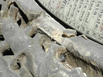 března 2012 Zavěšení nově zhotoveného závaží o váze 2 kg na strojek mávající křídly kohouta. Nové závaží nahradilo závaží provizorní. Je složeno ze tří olověných disků.