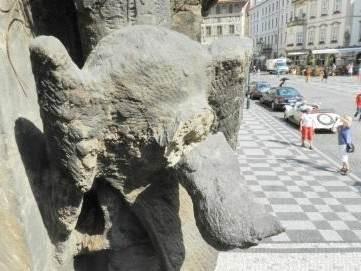 utahovaný boční šroub mírně povolit. 4. Po obdobném seřízení druhého bočního šroubu utáhneme šroub spodní, který přítlačnou lištu přidržuje. 18.