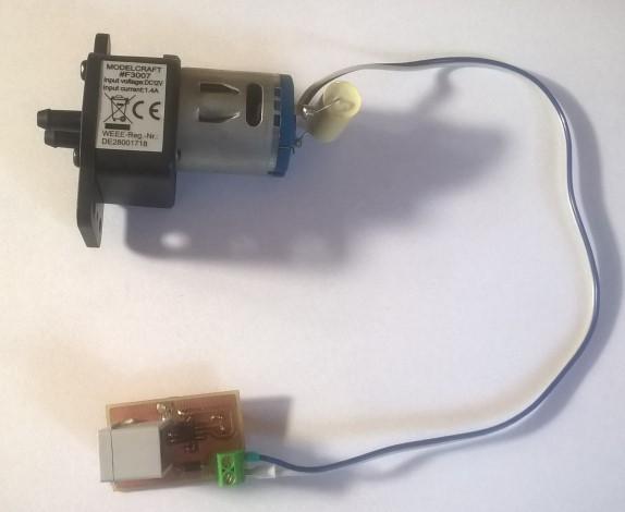 vhodné pro napájení 12 V/DC. Na vstup a výstup se napojují silikonové hadičky s vnitřním průměrem 2,5 mm. [25] Tabulka 4: Technické parametry motoru palivového čerpadla Modelcraft.