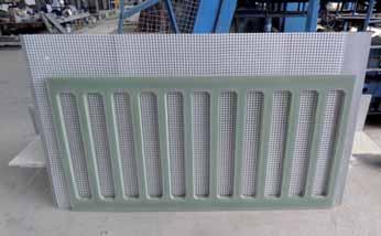 7 a) Static test of the railing panel of 33 mm thickness, b) deformation process 4 sloupků, ale i u zábradelních panelů.