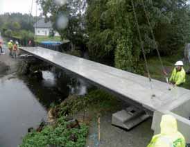 10a,b,c Completed footbridge 9b Výsledky statických a dynamických zkoušek nově navržených zábradelních panelů Vzhledem ke změně tvaru ocelového rámu na projektu lávky bylo nutné zvětšit rozměry