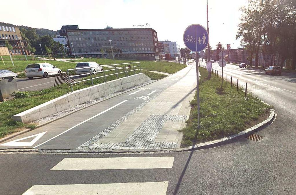 Obrázek 20: Praktický příklad správného uspořádání stezky pro chodce a cyklisty s odděleným provozem, Zlín-stezka podél ulice třída T.
