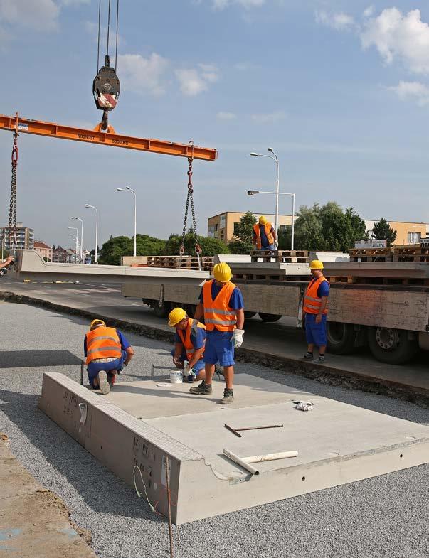 Beonová svodidla CS-BETON jsou opařena paenově chráněným kloubovým spojem, kerý umožňuje savbu svodidel do oblouků. Výhodou ohoo spojení je velmi rychlá a nekomplikovaná monáž svodidel.