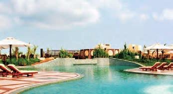 umístěn ve svahu s výhledem na Perský záliv. Hotelový komplex je vzdálený zhruba 90 km od mezinárodního letiště v Dubaji a 10 km od centra města Ras Al Khaimah.
