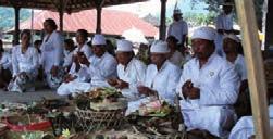 Tradiční opičí tanec Kecak na útesu při západu slunce, pozorování stád opic v chrámu Uluwatu. Prohlídka úchvatného pobřeží, které je rájem surfařů.