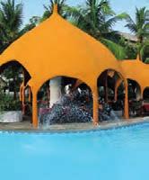 Vybavení: 3patrové pavilony hotelu ve svahilsko-arabském stylu leží v rozlehlé tropické zahradě protkané bazény.