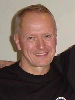 STRIEBORNÁ VOLEJBALOVÁ LOPTA SVF JOSEF NOVOTNÝ Dlhoročný hráč ČH Bratislava, s ktorou sa stal v rokoch 1978, 1979 a 1981 majstrom ČSSR, v roku 1979 vyhral Európsky pohár majstrov a v roku 1981 Pohár