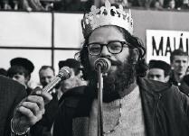 Vzpomínkově poetický večer na Allena Ginsberga Centrum queer paměti pořádá výstavu Král Majales věnovanou pobytu Allena Ginsberga v Praze v roce 1965.