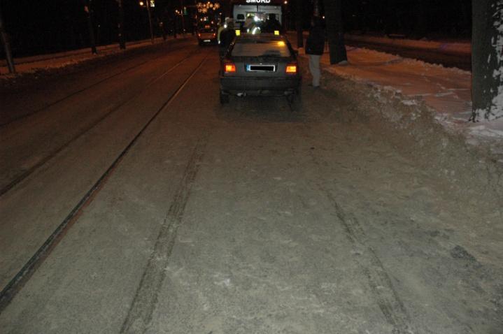 v okžiku kolize Vi, byl určen n zákldě brzdných stop (obr. 6) n 41 k/h.