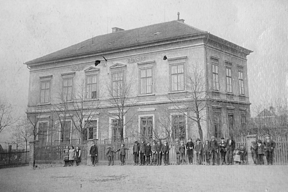 Postavili mě v roce 1887 nákladem 12 309 zlatých. Se stavbou začali v únoru a v září už jsem byla na světě. A začalo se vyučovat.