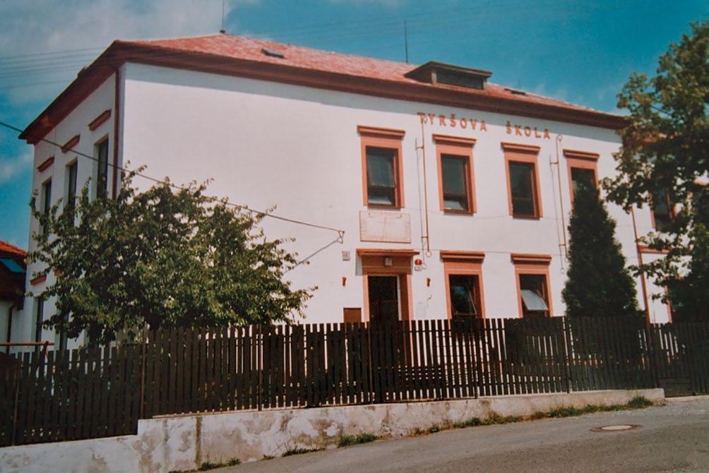 1999-00 116 dětí, 6 tříd, 1 třída MŠ, 2 oddělení ŠD Opravili jsme povrch tělocvičny.