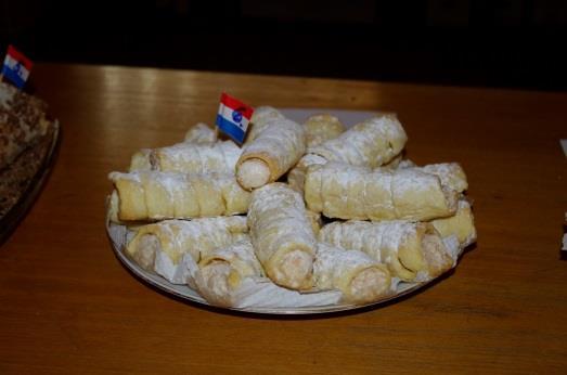 Kremrole s jablečným sněhem Lenka Zoreníková Těsto - 350g hladké mouky, 250g Hery, 125ml šlehačky Náplň - 250g nastrouhaných jablek, 2 bílky, cukr dle chuti Vše našlehat.