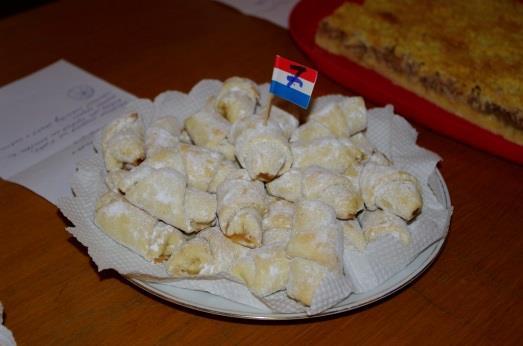 Rohlíčky s jablečnou náplní Jarmila Vacková Těsto - 1 /2 kg hladké mouky, 1 Hera, 1 žloutek (nebo 1 vejce), špetka soli, 5dkg droždí, 10lžic