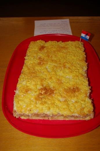 Hraběnčiny řezy Vlaďka Dytrychová 250g Hery, 125g cukru moučky, 450g mouky (hladké či polohrubé), 1 prášek do pečiva, 4 vejce, jablka, hrozinky Uděláme těsto z Hery, mouky, cukru, žloutků a prášku do