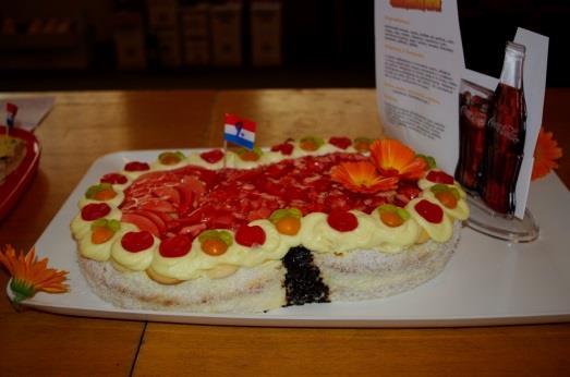 Lenčin jablečný dortík Lenka Štorkánová Polohrubá mouka, vejce, prášek do pečiva, cukr, máslo, olej, mléko, želatina, vanilkový cukr, vanilkový puding, agar (japonská želatina), kokos, kousky