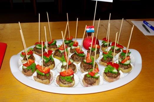 Pečená jablka plněná mletým masem Jan Markvart Hovězí mleté maso, houska, vejce, hladká mouka, mléko, cibule, plnotučná hořčice, muškátový květ, pepř, sladká červená paprika, sůl, červené víno,