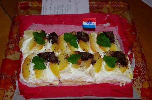 Řezy sedmijablečné Marcela Koňaříková Těsto - 4 vejce, 125g cukru, 1 vanilkový cukr, 125g polohrubé mouky, 25g škrobové moučky, 1 lžička kypřícího prášku, 1 nastrouhané jablko Krém - 750ml mléka,