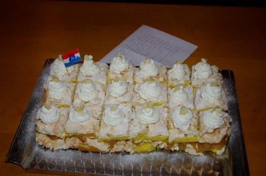 Variace na jablečné řezy Iva Krejčová Těsto - 125g másla, 125g cukru moučky, 4 žloutky, 150g hladké mouky, 1 prášek do pečiva, 3 lžíce mléka, 4 bílky, 250g cukru, mandlové lupínky, jablka, šlehačka,
