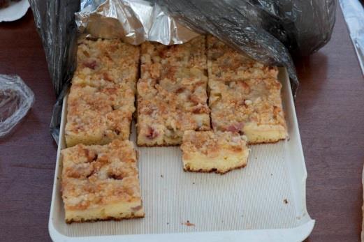 Tvarohovo-jablečný koláč Alena Karrasová 12 jablek, 4 lžíce rumu, 4 lžíce medu, kůra a šťáva ze 2 menších citrónů, 1 lžička mletého zázvoru, 300g másla, 190g cukru, 5 vajec, 2 špetky soli, 100g