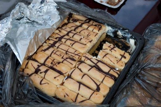 Svěží letní řezy Lenka Dvořáková Těsto - 4 vejce, 250g cukru, 125ml oleje, 125ml mléka, 300g polohrubé mouky, 1 prášek do pečiva 1.