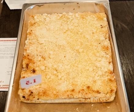 Drobenková tvarohová buchta s jablky Alena Henclová Těsto - 500g polohrubé mouky, 200g moučkového cukru, 200g moučkového cukru, 200g Hery, 1 prášek do pečiva Náplň - 500g tvarohu (nejlepší je v