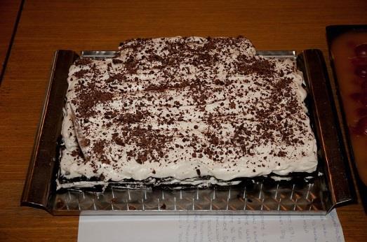 Schwarzvaldský řez Iva Krejčová Těsto 6 vajec, 1 hrnek cukru krupice, ½ hrnku hladké mouky, ½ hrnku kakaa, ½ hrnku rozpuštěného másla Náplň 1 višňový kompot (0,7 l), 2 šlehačky, 2 vanilkové cukry,