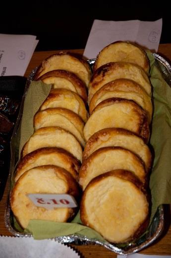Moravské koláče Libuše Trakalová Těsto 1 kg polohrubé výběrové mouky, 4 dkg droždí, ½ litru mléka, špetka soli, 1 lžíce cukru, 1 Hera, 1 vejce Náplň 2x švestkové povidla, 3 tvarohy, 2 vanilkové