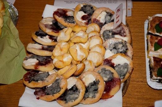 Pohádkové koláčky a taštičky Monika Machanová 150 g másla, 150 g sádla, 3 vejce, 2 lžíce hladké mouky, 500 g polohrubé mouky, 1 kostka kvasnic, 9 lžic mléka, lžička cukru na kvásek, trocha soli