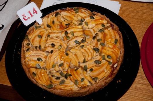Jablečný koláč Gabriela Vrzalová Těsto 50g skořicových sušenek, 130g hladké mouky, špetka soli, 40g pískového cukru, 70g másla, 25 ml oleje Náplň 60g marcipánu, 4 středně velká jablka, 25g