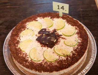 Tvarohový koláč s limetkou Gabriela Vrzalová Těsto 250 g hladké mouky, 1 lžička kakaového prášku, 125 g másla, 100 g cukru, 1 vejce, špetka soli Náplň 9 plátků bílé želatiny, 200 ml mléka, 100 g