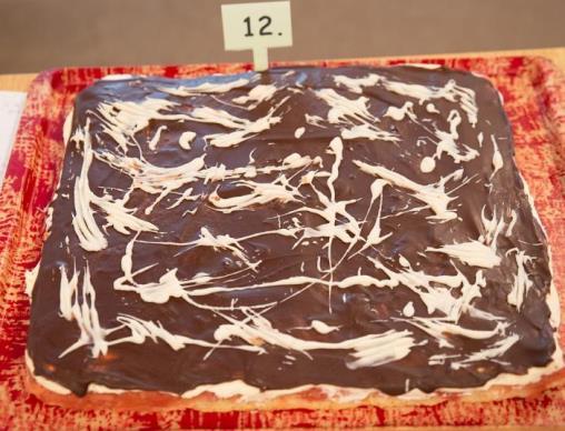Krémové řezy s jablky Veronika Čmuchálková Těsto 150 g polohrubé mouky, 150 g cukru, 5 vajec Náplň 900 g strouhaných jablek ochucených cukrem, skořicí a citronovou kůrou Krém 2 vanilkové pudinky, 7