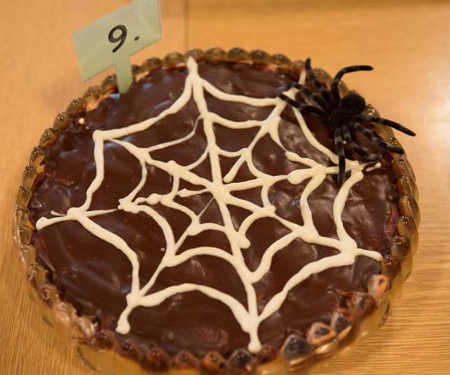 Jablečný dort Marcela Hmirová 750 g jablek, 4 dl vody, 6 lžic krystalového cukru, 2 balíčky kulatých piškotů, 2 balíčky pudinkového prášku, čokoládová poleva Oloupaná jablka nastrouháme, přidáme 2 dl