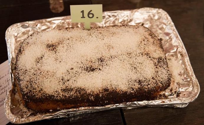 Větrníková buchta Lenka Křelinová 5 lžic cukru, šlehačka, 4 vejce, 1,5 hrnku cukru, 1 hrnek oleje, 3 hrnky hladké mouky, prášek do pečiva Šlehačku pomalu přiléváme do cukru a necháme společně