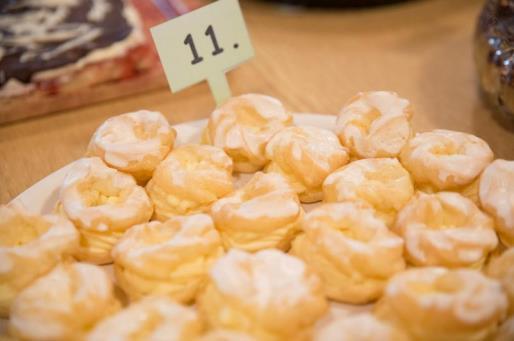 Věnečky Petra Stěhulová Těsto 1/4 l vody, 1/2 másla Hera, špetka soli, 12,5 dkg hladké mouky, 4 celá vejce Krém 0,5 l mléka, 2 vanilkové pudinky, 6 8 lžic cukr krupice, rum, 1 máslo Poleva 200 g