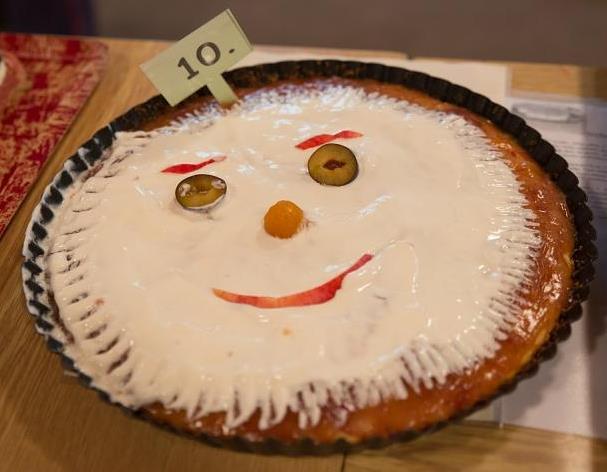 Koláč letní svěží s jahodovo jablečno dýňovou polevou Monika Machanová Těsto 200 g hladké mouky, prášek do pečiva, 150 g změklé Hery, 1 vejce, mléko, cukr, kokos na vysypání plechu Náplň jahody v