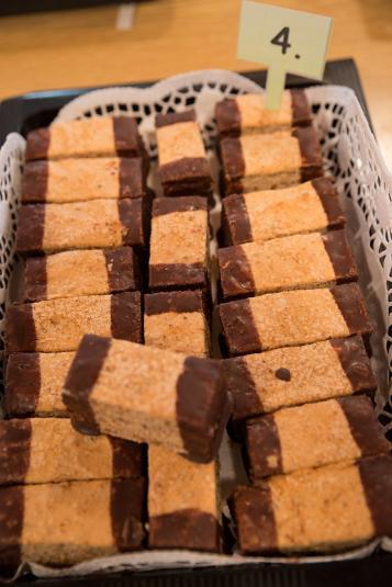 Domácí štafetky Dana Chudobová Těsto - 6 bílků, 4 lžíce cukru, 3 lžíce polohrubé mouky, 4 lžíce namletých ořechů Krém 1/2 l mléka, 2 vanilkové pudinky, 1 máslo, 150 g cukru Bílky vyšleháme, přidáme
