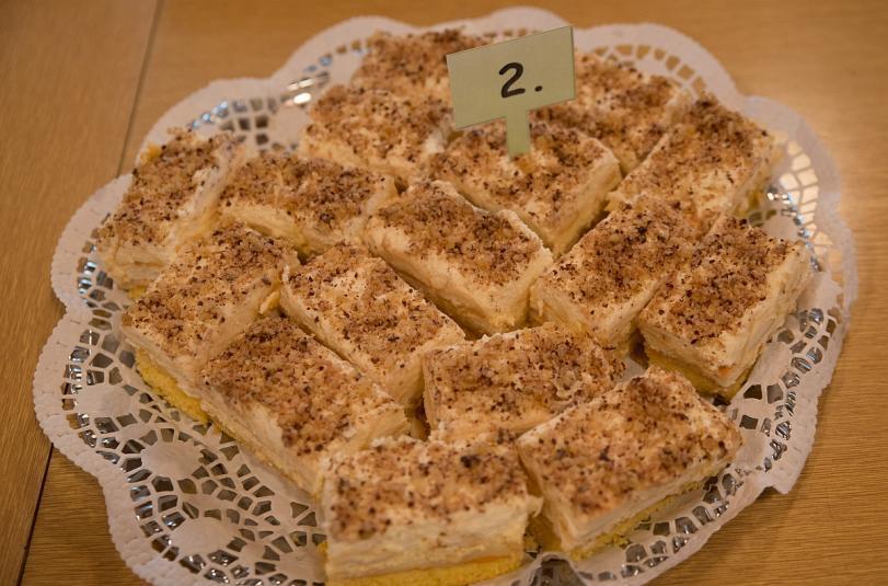 Ostravan Dana Chubodová Těsto 26 dkg hrubé mouky, 20 dkg cukru, 8 lžic oleje, 8 lžic studené vody, 4 vejce, 1 prášek do pečiva Krém - Puding = 1,5 l mléka, 3 vanilkové pudinky, 4 vanilkové cukry, 1