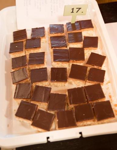 Kokosák Lucie Šubrtová Těsto 9 bílků, 200 g kokosu, 300 g cukru moučka, 80 g hrubé mouky Krém 1 máslo, 2 lžíce kakaa, 4 lžíce vody, 4 žloutky Poleva čokoláda na