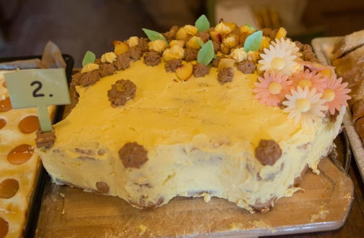 rozšleháme 1 Heru a postupně po lžících vmixujeme hotový pudink. Rozpůlený korpus natřeme z obou vnitřních stran marmeládou.