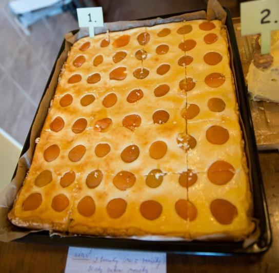 Tvarohovo meruňkový koláč Líba Hradilová 1/2 kg polohrubé mouky, 20 dkg cukru, 20 dkg másla, 1 prášek do pečiva, 1 vejce Náplň: 3 tvarohy (ne z vaničky), 30 dkg cukru moučky, 3 vejce, 1 vanilkový