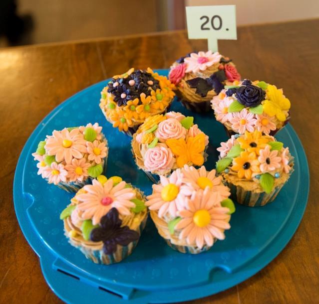 Muffiny s kousky čokolády Eva Šidélková 1 šálek polohrubé mouky, 2 lžičky prášku do