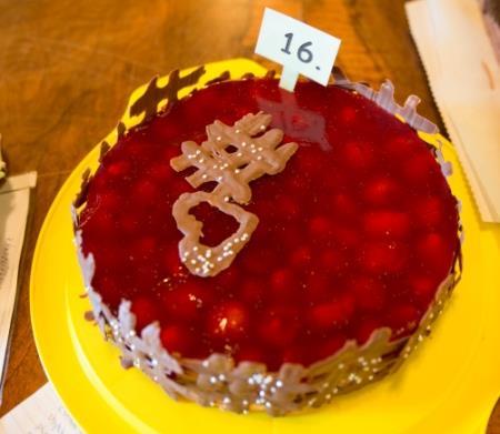 Jahodový sen Gabriela Vrzalová Piškotový korpus 6 vajec, 120 g moučkového cukru, 120 g polohrubé mouky Náplň 1 kg jahod (čerstvých, rozmražených nebo kompotovaných), 2 sáčky červené dortové želatiny,
