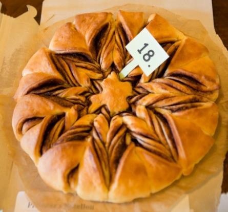 Pletenec s Nutellou Oldřich Berka 1 hrnek vlažného mléka, kostka kvasnic, 1 lžíce cukru, 300 g hladké mouky, 300 g polohrubé mouky, 3 lžíce cukru, 6 lžic oleje, 2 žloutky, špetka soli.