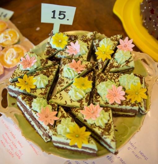 Rákosníčkova zahrádka Zuzana Pitrová Těsto 4 vejce, 4 lžíce cukru krupice, 4 lžíce polohrubé mouky, kakao Krém 3 pistáciové pudinky, 1,2 l mléka, 0,5 kg másla, 20 dkg cukru Žloutky vyšleháme s cukrem