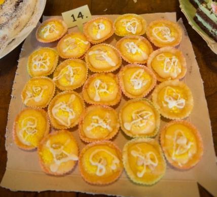 Košíčky plněné pudinkovým krémem Radek Vincenc Těsto 180 g hladké mouky, 50 g moučkového cukru, 100 g másla, 1 žloutek, tuk na vymazání Krém 300 ml mléka, 1 vanilkový pudink, 4 lžíce moučkového