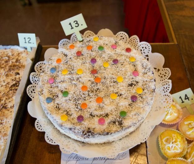Nepečené překvapení Marcela Hmirová Cukr moučka, žloutek, tvaroh, vanilkový pudinky, piškoty, máslo na vymazání formy, ovoce Dortovou formu vymažeme a vysypeme moučkovým cukrem.
